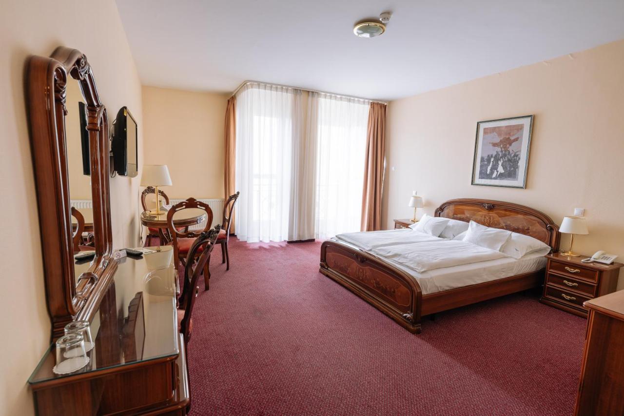 סופרון Pannonia Hotel מראה חיצוני תמונה